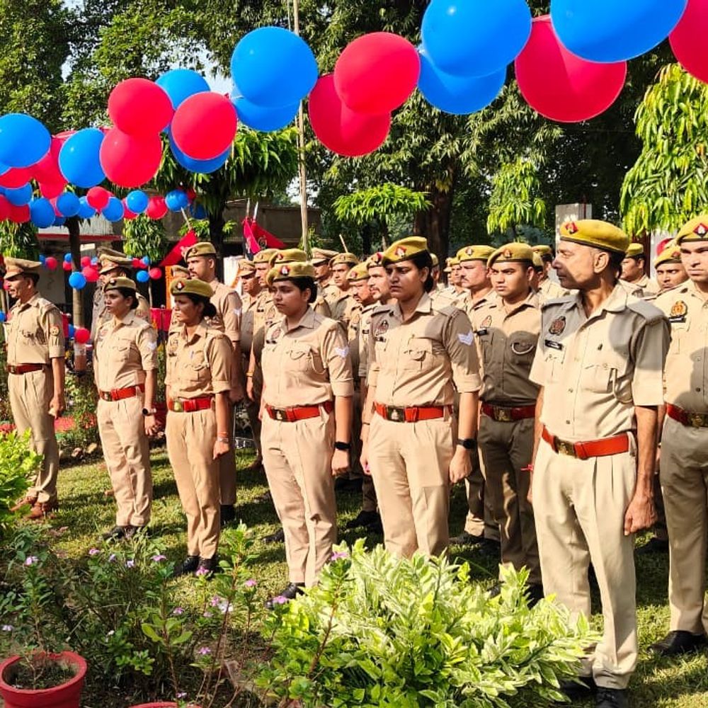 हरदोई एसपी ने गांधी-शास्त्री जयंती पर पुलिसकर्मियों को दिलाई शपथ:कहा- ईमानदारी और संवेदनशीलता से निभाएं ड्यूटी; स्वतंत्रता-अखंडता की रक्षा का संकल्प दोहराया