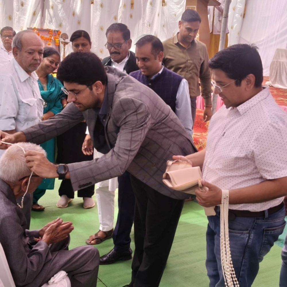 वरिष्ठजनों का सम्मान, स्वास्थ्य जांच कर साइबर सुरक्षा की जानकारी दी