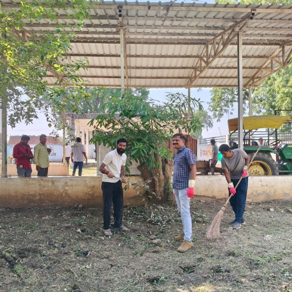 राजघाट मुक्तिधाम में श्रमदान कर दिया लोगों को स्वच्छता का संदेश