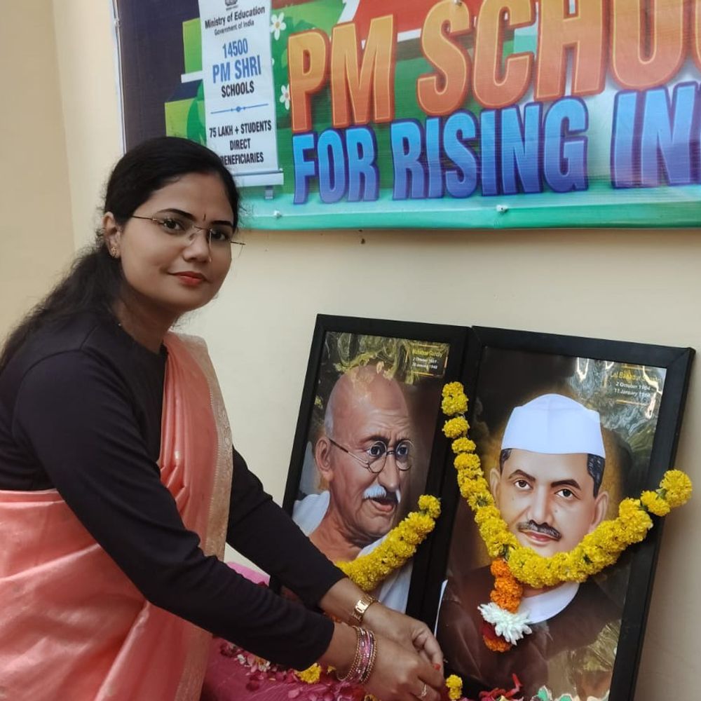 उन्नाव के स्कूल में मनाई गांधी-शास्त्री जयंती:प्रिंसिपल ने फहराया तिरंगा, छात्रों ने सांस्कृतिक कार्यक्रमों से बांधा समां