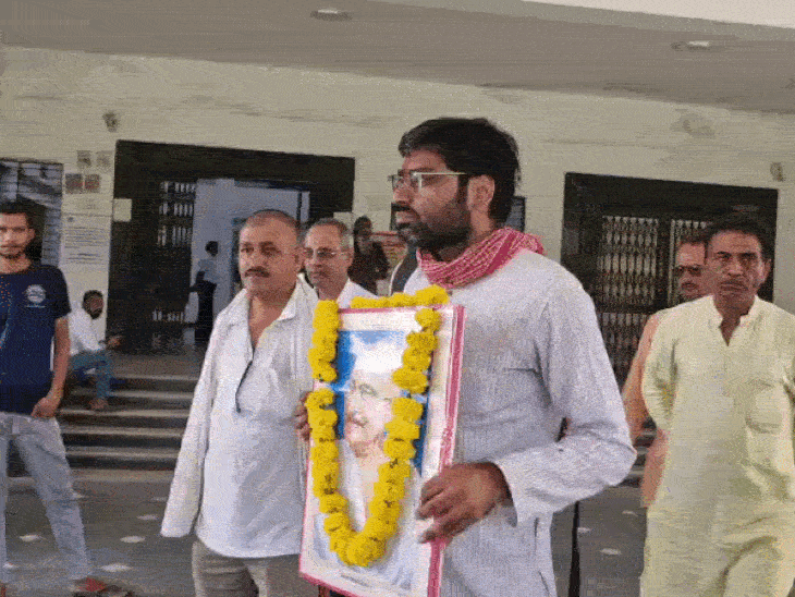 कलेक्ट्रेट में धरने पर बैठे सांसद पुत्र:अंकुर मिश्रा बोले- पिता एक फोन कर दें तो सुलझ सकता है मामला, 15 दिन से बात नहीं हुई