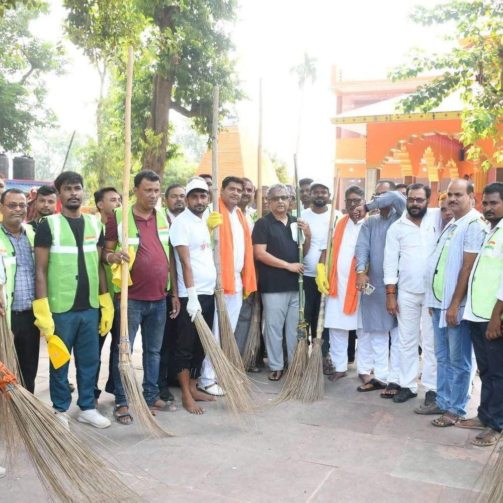 मधुबनी में मंत्री नीतीश मिश्रा ने मंदिर में लगाई झाड़ू:सफाई के बाद पौधारोपण भी किया; लोगों से पौधे लगाने की अपील