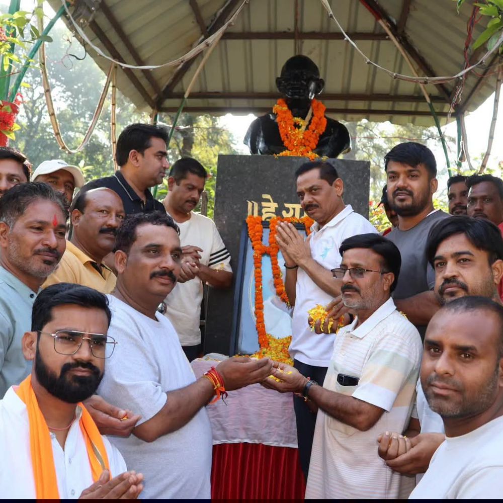 सीहोर की सड़कों पर उतरे जनप्रतिनिधि और अफसर:हाथों में झाड़ू थामकर की सफाई, स्वच्छ भारत में सहयोग की अपील