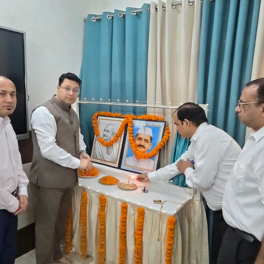 सहारनपुर में गांधी-शास्त्री जयंती पर श्रद्धांजलि:मंडलायुक्त, DM और महापौर ने महापुरुषों के आदर्शों को अपनाने का आह्वान किया