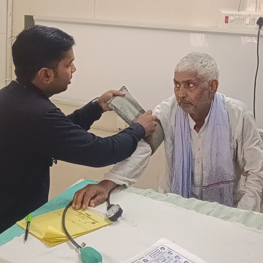 ओपीडी बंद होने से जिला अस्पताल की इमरजेंसी में मरीज:महराजगंज में सर्दी-जुकाम से लेकर सांप काटने तक के मामले आ रहे सामने