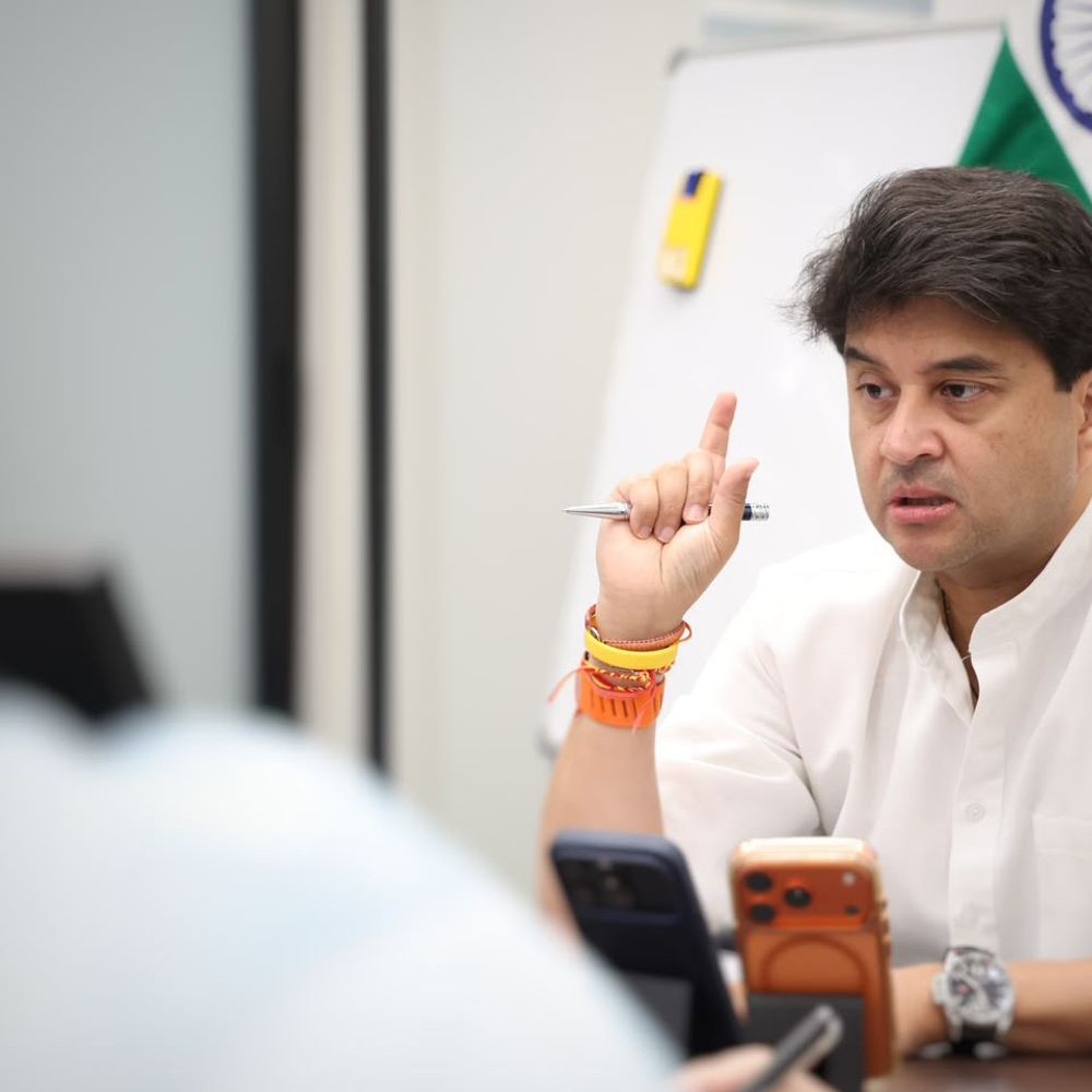 जिला अस्पताल में सोनोग्राफी की परेशानी पर सिंधिया का संज्ञान:अशोकनगर में मरीजों के लिए वेटिंग रूम, शेड लगाने के निर्देश, ड्यूटी चार्ट भी जारी
