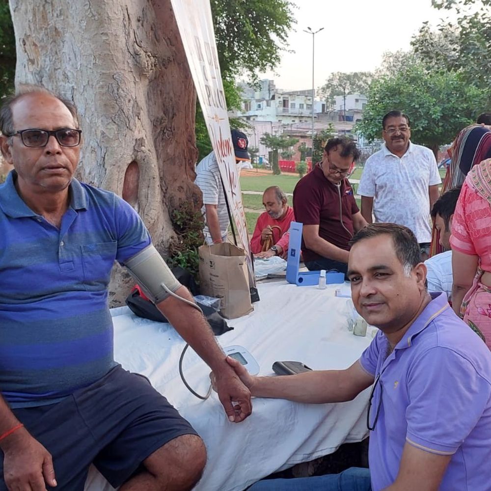 350 से ज्यादा वरिष्ठ नागरिकों का हुआ स्वास्थ्य परीक्षण:डॉक्टरों ने दिया निशुल्क परामर्श, ब्लड प्रेशर और शुगर की भी जांच की