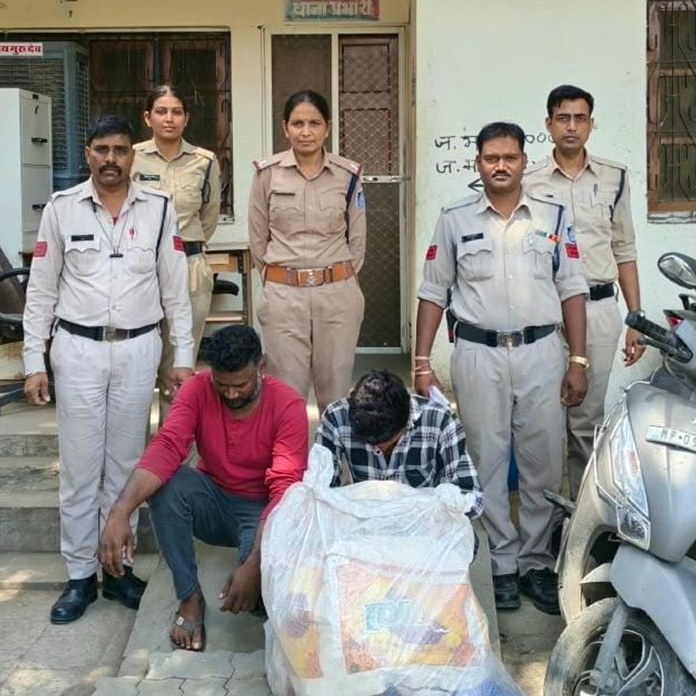 उज्जैन में अवैध शराब ले जा रहे दो गिरफ्तार:पुलिस ने 325 क्वार्टर शराब और स्कूटी जब्त की, कीमत ₹31,975