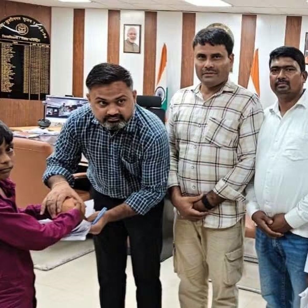 नेपाल त्रासदी के लिए गुल्लक देने वाले अल्फाज का सम्मान:कुशीनगर में डीएम को दिया था गुल्लक, नेपाल सरकार ने भेजा स्मृति चिन्ह