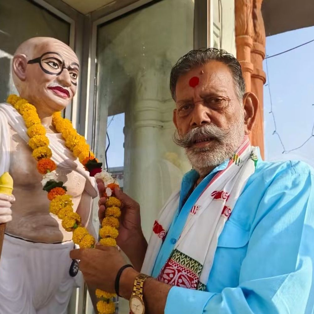 ललितपुर में गांधी-शास्त्री जयंती पर डीएम ने फहराया तिरंगा:प्रतिमा पर माल्यार्पण, मेडिकल कॉलेज में मरीजों को फल बांटे; जवानों ने ली एकता-स्वच्छता की शपथ