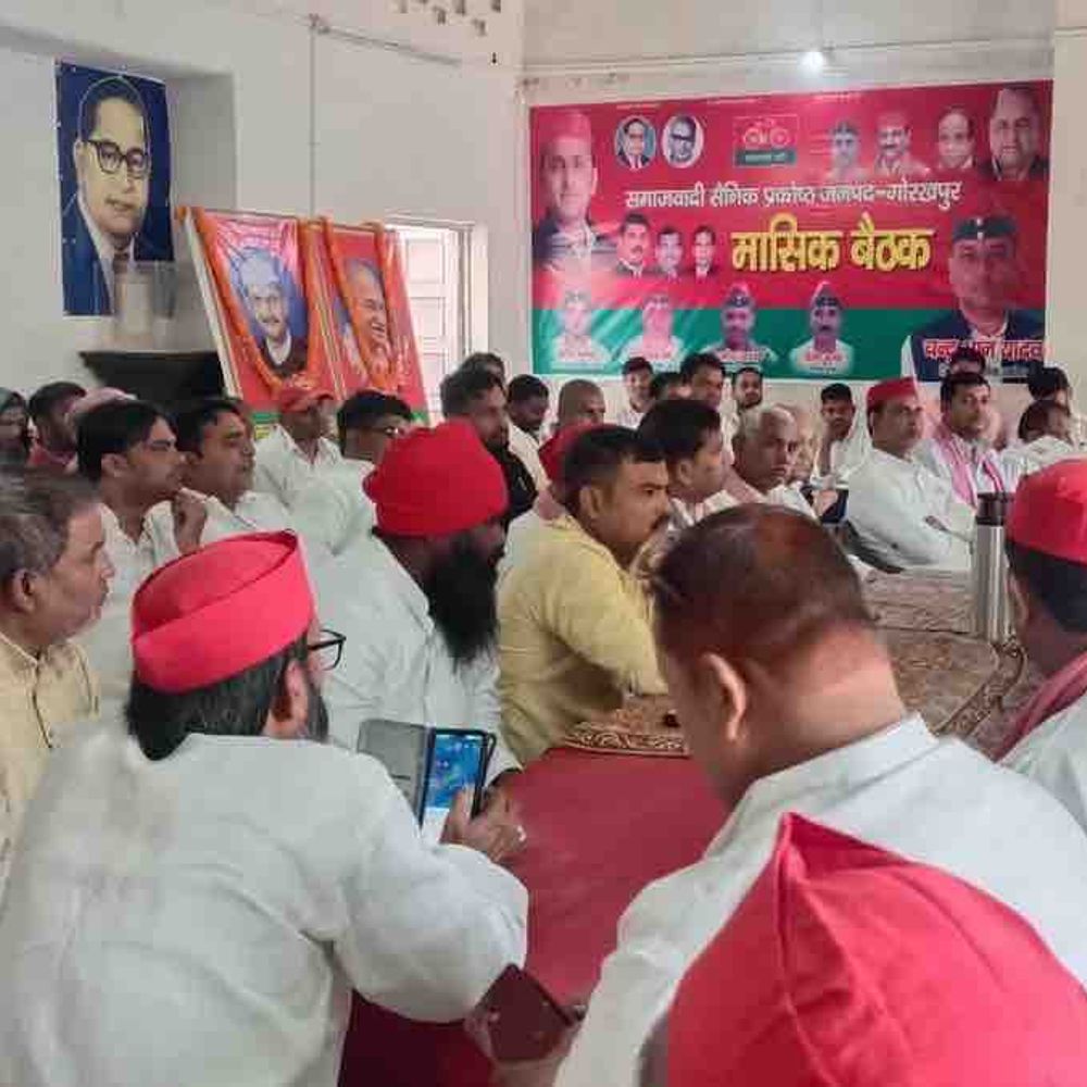 गोरखपुर में सपा कार्यालय पर मनाई गई गांधी-शास्त्री जयंती:पुष्प अर्पित कर दी श्रद्धांजलि, याद किए दोनों महापुरुषों के आदर्श
