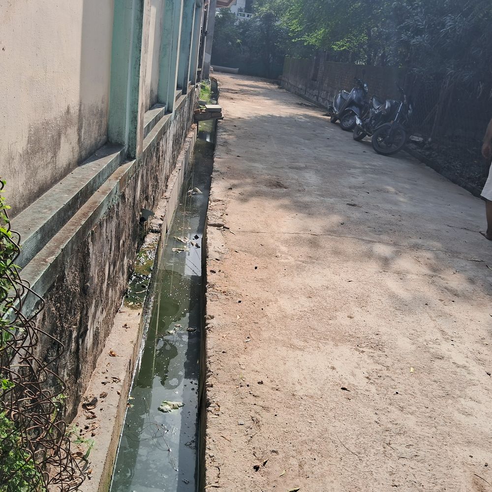 टीकमगढ़ में नपा ने बनाई बिना ढाल की नाली:डेढ़ महीने से पानी भरा, लोग परेशान; CM हेल्पलाइन में शिकायत के बाद भी समाधान नहीं