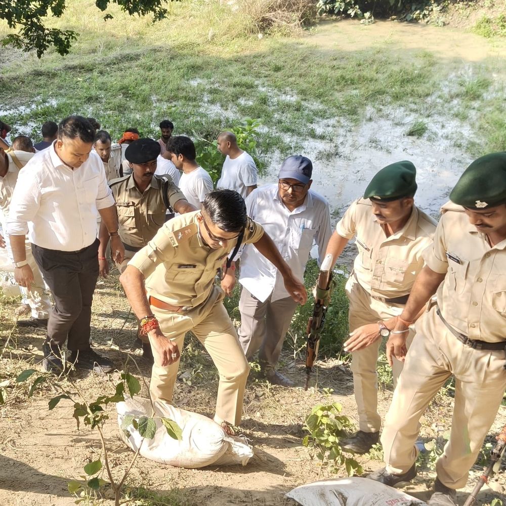 गोपालगंज-गंडक के दबाव में सारण मुख्य तटबंध में रिसाव:एसपी ने उठाईं बालू की बोरियां, जियो बैग-मिट्टी डालकर रिसाव पर पाया काबू