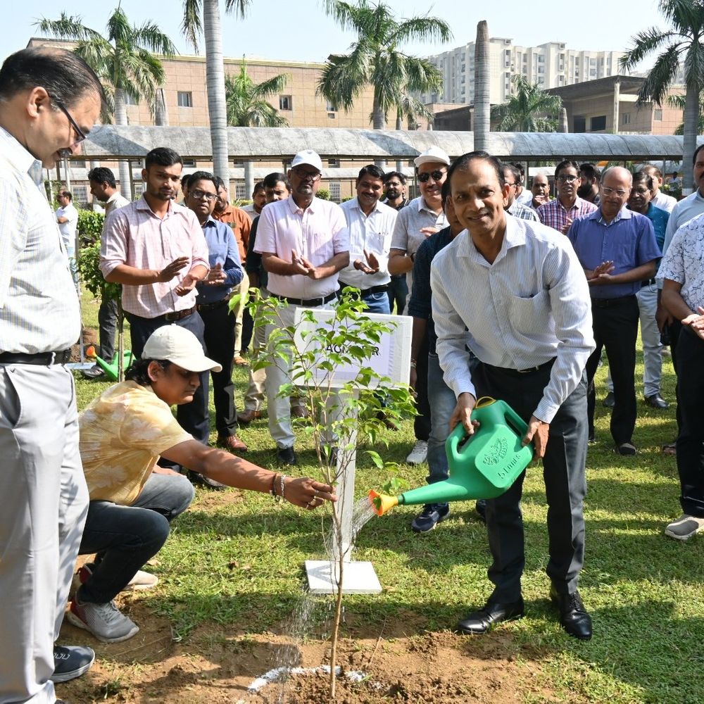 उत्तर मध्य रेलवे ने 12,246 गंदी जगहों की सफाई की:15 दिन में 4770 कार्यक्रम, 55 हजार लोग जुड़े, 2 करोड़ पौधे लगाने का लक्ष्य