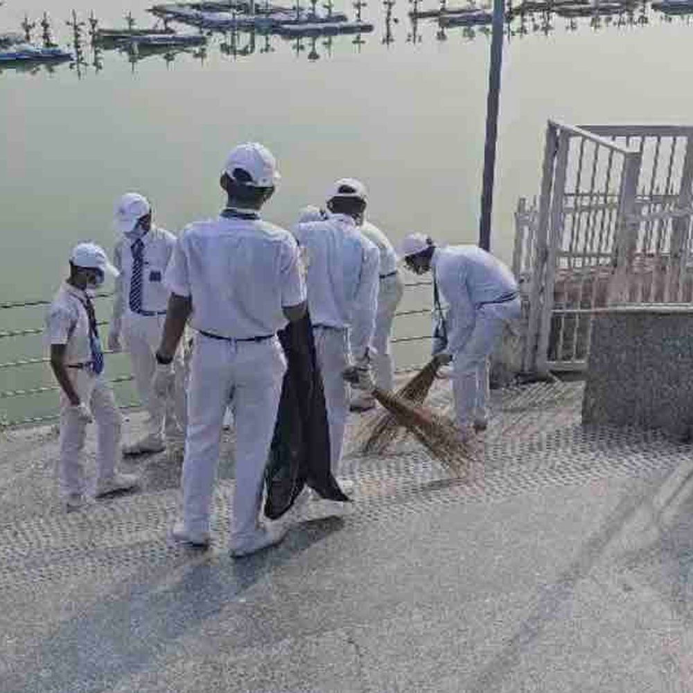 गोरखपुर में गांधी जयंती पर बच्चों का सफाई अभियान:रामगढ़ताल में किया श्रमदान, लोगों को किया जागरूक