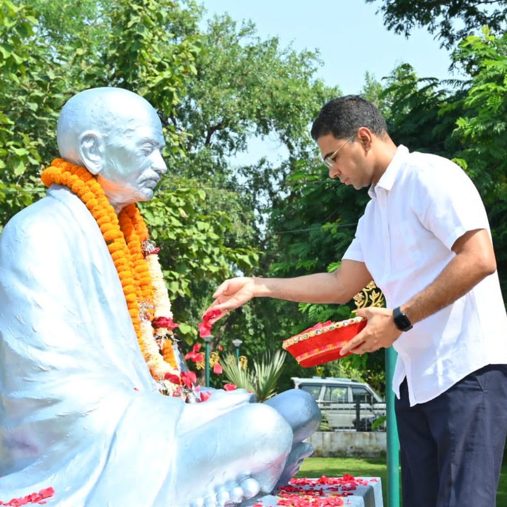 गांधी जयंती पर कलेक्टर ने किया श्रमदान:बलौदाबाजार में तालाब परिसर में चलाया स्वच्छता अभियान, दिव्यांग स्वच्छता दीदियों को ट्राइसाइकिल देने के निर्देश