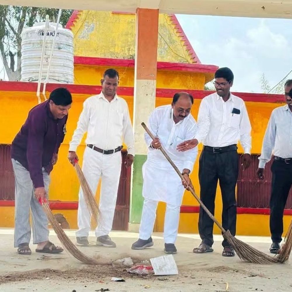 सिंगरौली में गांधी जयंती पर कई जगह सफाई:जनप्रतिनिधियों ने झाड़ू थामी, लोगों ने स्वच्छता का संकल्प लिया