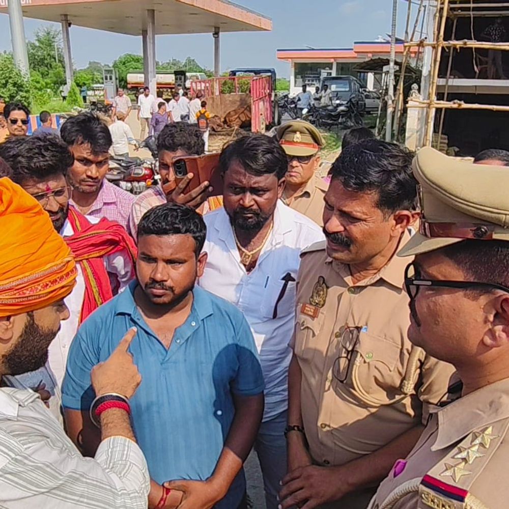 जौनपुर में मवेशियों से लदी ट्राली का टायर फटा:दम घुटने से 4 की मौत, बजरंग दल व हिंदू संगठनों ने किया चक्का जाम