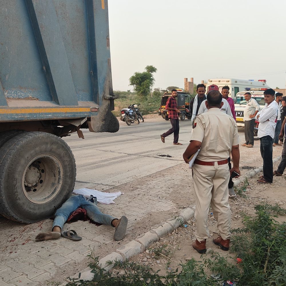 डंपर की चपेट में आने से युवक की मौत:टायर ऊपर से निकला, ड्राइवर फरार; जांबा पुलिया के पास हादसा