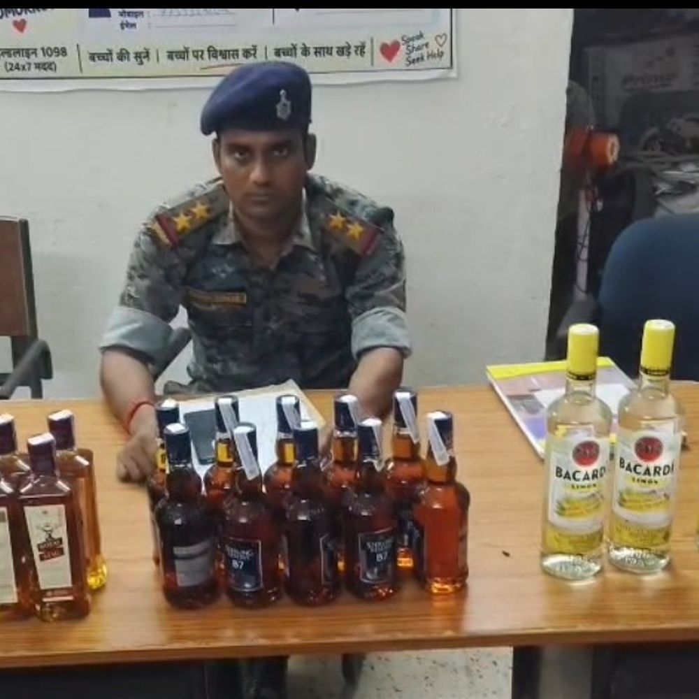 गुरुआ में शराब को लेकर पुलिस की छापेमारी:एक तस्कर गिरफ्तार, 9 लीटर विदेशी शराब जब्त
