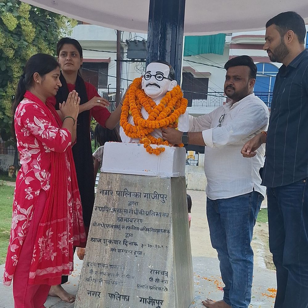 गाजीपुर में गांधी-शास्त्री जयंती पर हुए विविध आयोजन:प्रभात फेरी से दिया कानूनी जागरूकता का संदेश