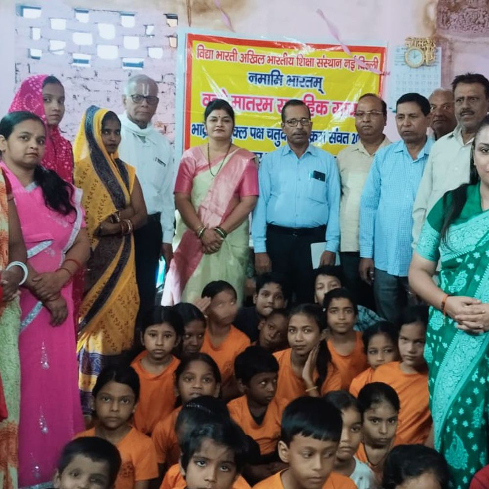 कानपुर में मनी गांधी-शास्त्री जयंती:बच्चों ने निबंध लिखकर और सफाई करके लिया स्वच्छता का संकल्प