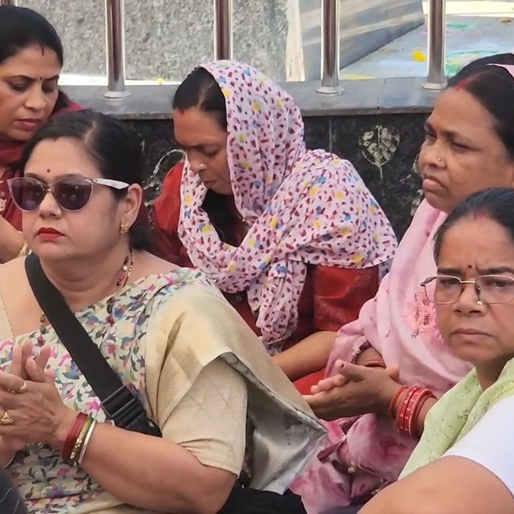 शिक्षकों का गांधी प्रतिमा के सामने धरना:विदिशा में बोले- 20 साल की सर्विस के बाद अब TET क्यों, 3 मांगों को लेकर प्रदर्शन
