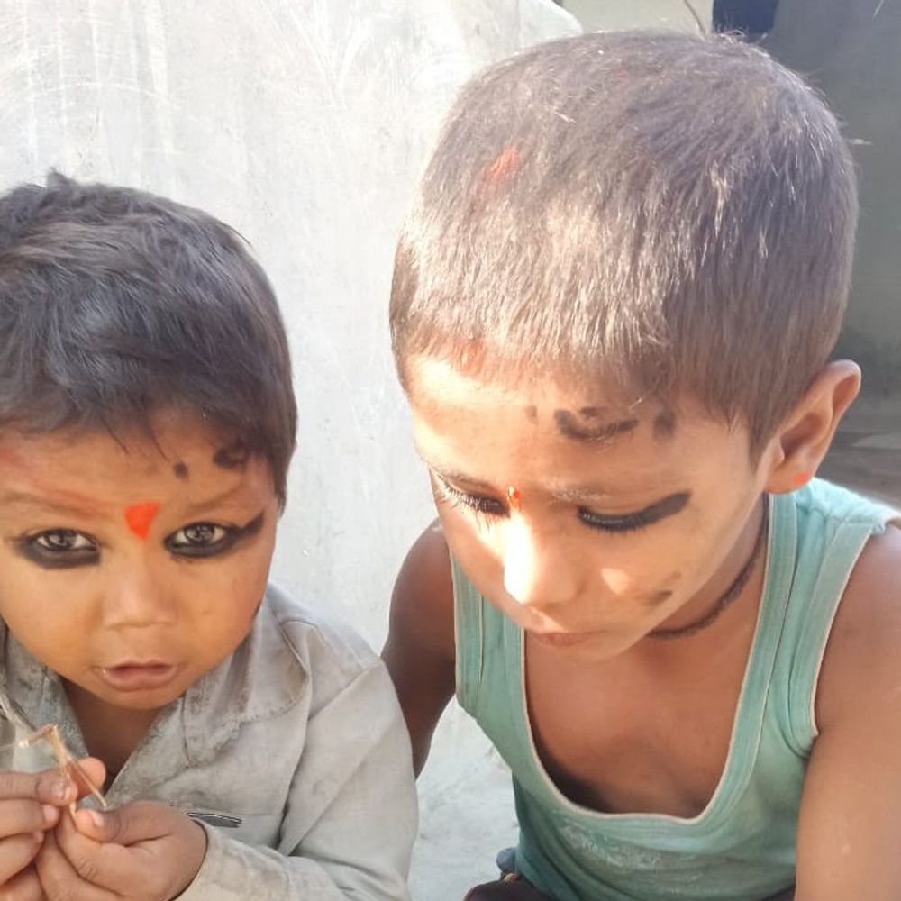 बांदा में दो मासूम भाइयों को एक साथ दफनाया:बेटों को अंतिम विदाई देते समय मां बार-बार हुई बेसुध, बोली- मेरे हीरा नहीं दिख रहे