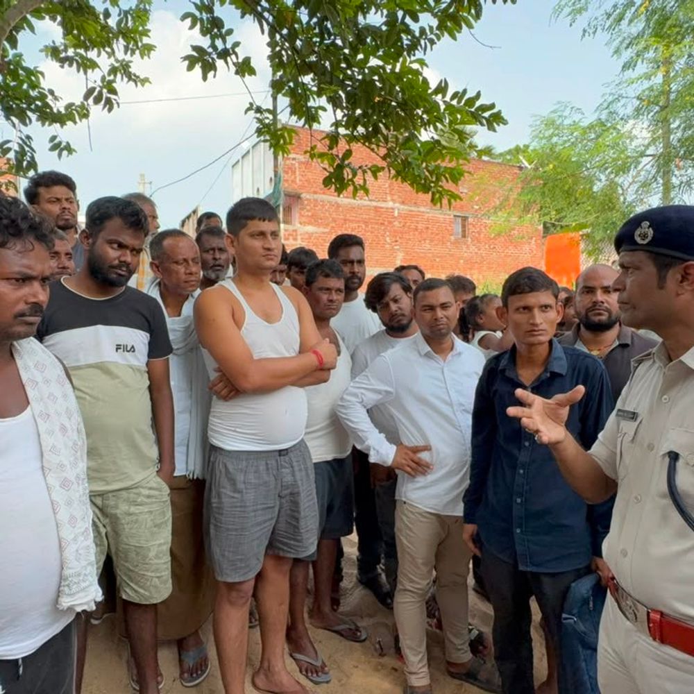 नवादा में घर-घर पहुंच रहे थानाध्यक्ष:बच्चों को साइबर अपराध से दूर रखने की अपील; आधा दर्जन से ज्यादा गांवों में चला जागरूकता अभियान