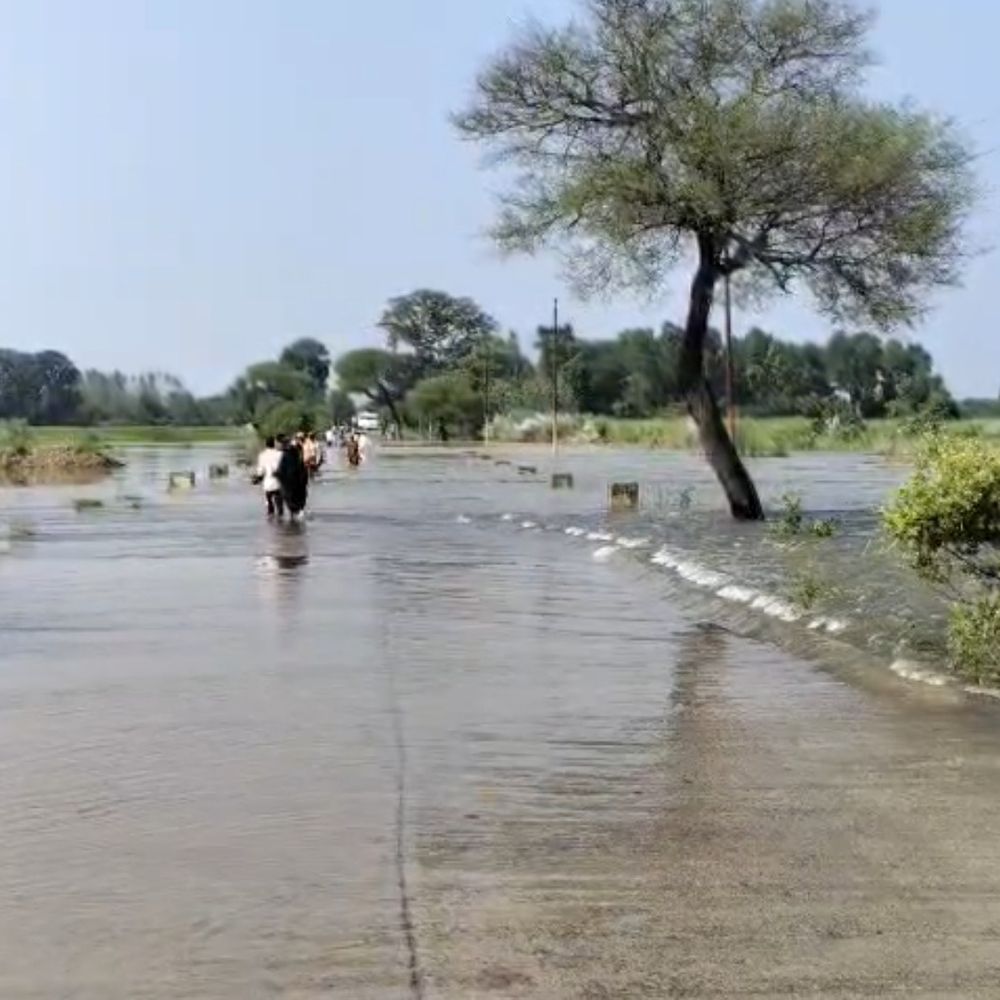 बलरामपुर में राप्ती का जलस्तर 31 सेमी घटा:16 गांवों में अब भी असर, जलस्तर खतरे के निशान से 76 सेमी नीचे; प्रशासन की निगरानी जारी