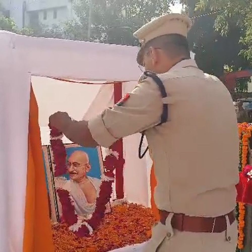 एसएसपी ने गांधी-शास्त्री जयंती पर पुलिसकर्मियों को दिलाई शपथ:मथुरा में मेडल देकर किया सम्मानित, चतुर्थ श्रेणी कर्मचारियों को कंबल भी बांटे गए