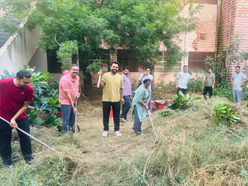 बांगड़ अस्पताल में डॉक्टरों-स्टाफ ने किया श्रमदान:हर रविवार चलेगा स्वच्छता अभियान, पिछले साल भी मिले थे अच्छे नतीजे
