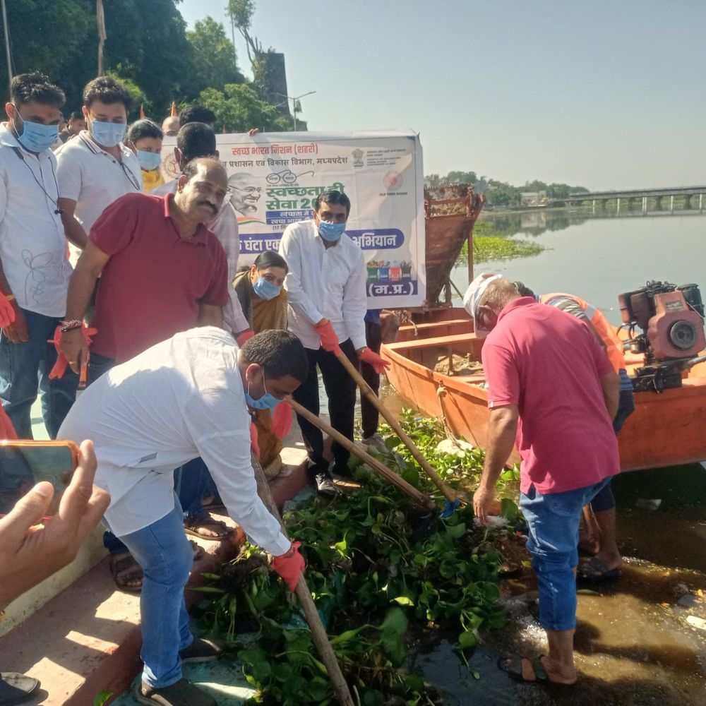 खरगोन में गांधी जयंती पर कुंदा नदी में श्रमदान:जनप्रतिनिधियों ने ली हर हफ्ते 2 घंटे सफाई करने की शपथ