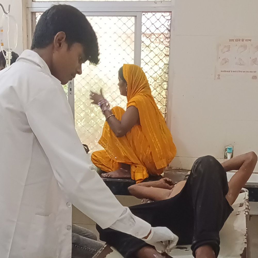 रामनगर धुसिया में युवक छत से गिरा:गंभीर रूप से घायल, जिला अस्पताल में चल रहा इलाज
