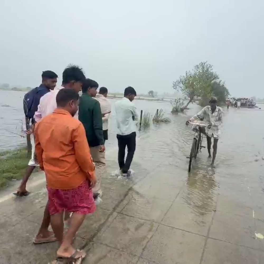 गंगा का जलस्तर बढ़ने से 15 गांवों का संपर्क प्रभावित:5KM दूरी बढ़ी, नावों से आ-जा रहे लोग; बिलावलपुर डिप पर तेज बहाव