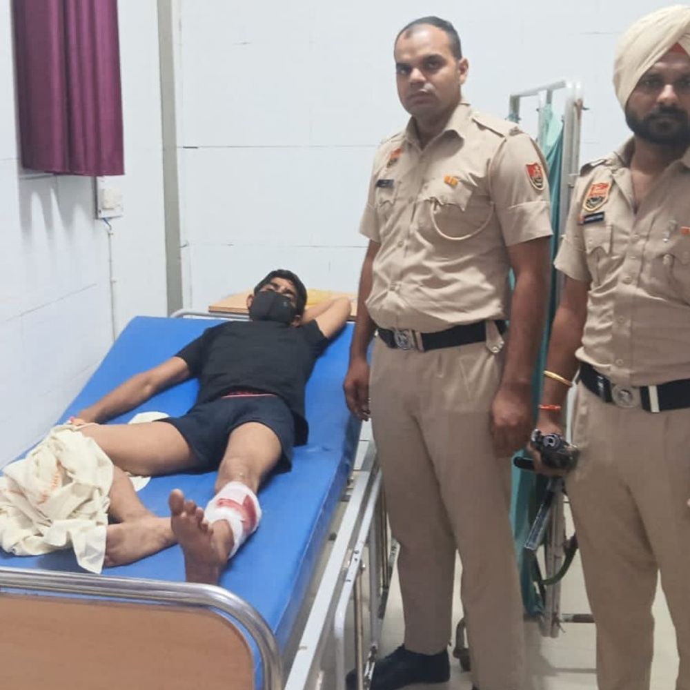पलवल में पुलिस और गोतस्करों में मुठभेड़:पैर में गोली लगने से एक घायल, दो साथी हुए फरार, यूपी का रहने वाला