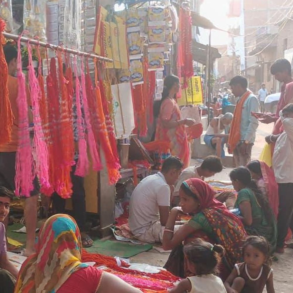 जितिया पर्व के लिए बाजारों में उमड़ी भीड़:महिलाओं ने की पूजा सामग्री की खरीदारी, पुत्रों की लंबी उम्र के लिए रखेंगी निर्जला व्रत