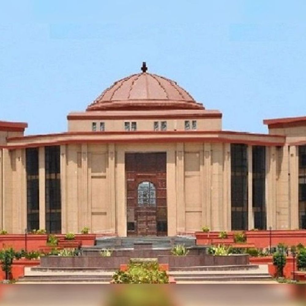 सहायक जिला आबकारी अधिकारी के तबादले पर हाईकोर्ट की रोक:16 साल 7 माह अनुसूचित क्षेत्र में सेवा,फिर भी अनुसूचित जिले में किया गया ट्रांसफर