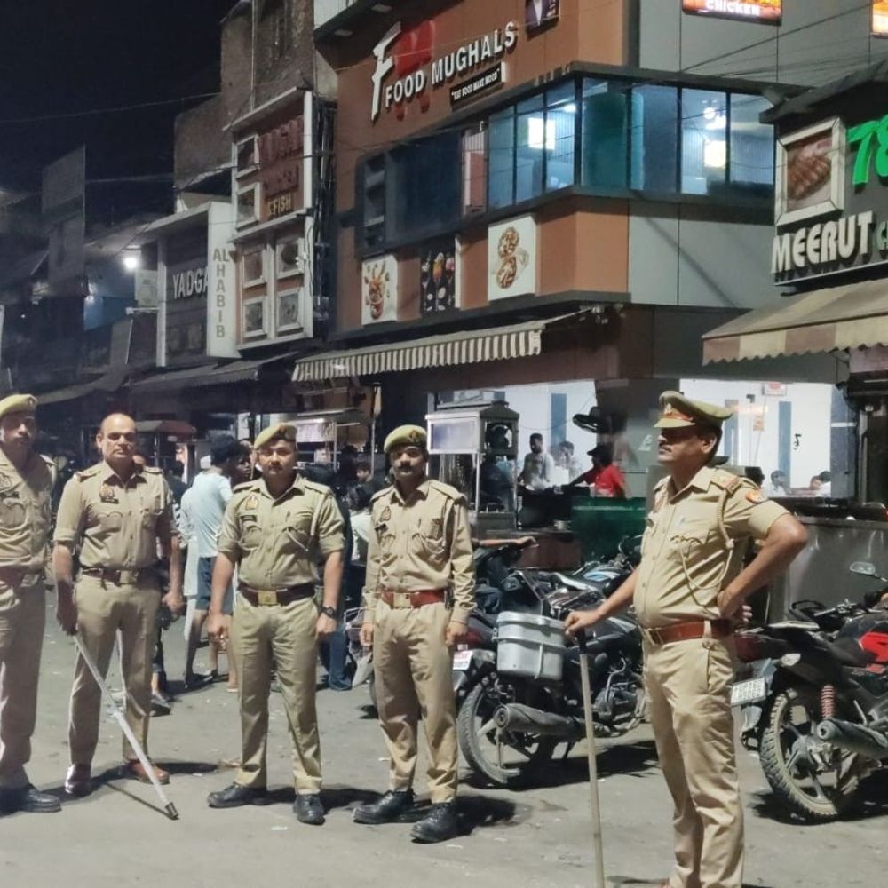 चिकन मार्केट में रात 11 बजे पुलिस की सख्ती:मुजफ्फरनगर में एक ही सड़क पर दो थाना क्षेत्रों के अलग नियम