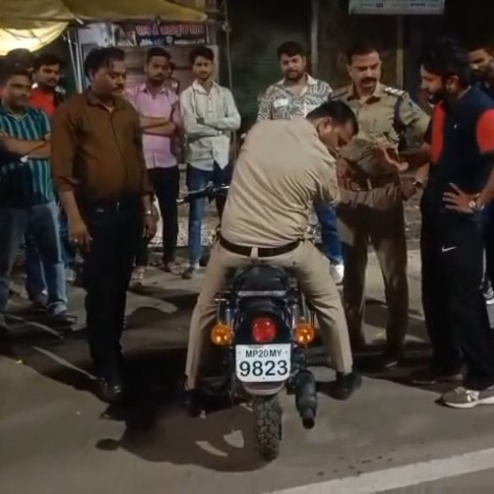 सिवनी में मॉडिफाई साइलेंसर पर पुलिस की कार्रवाई:ध्वनि प्रदूषण फैलाने वाले चालकों पर केस; नियम पालन करने की समझाइश
