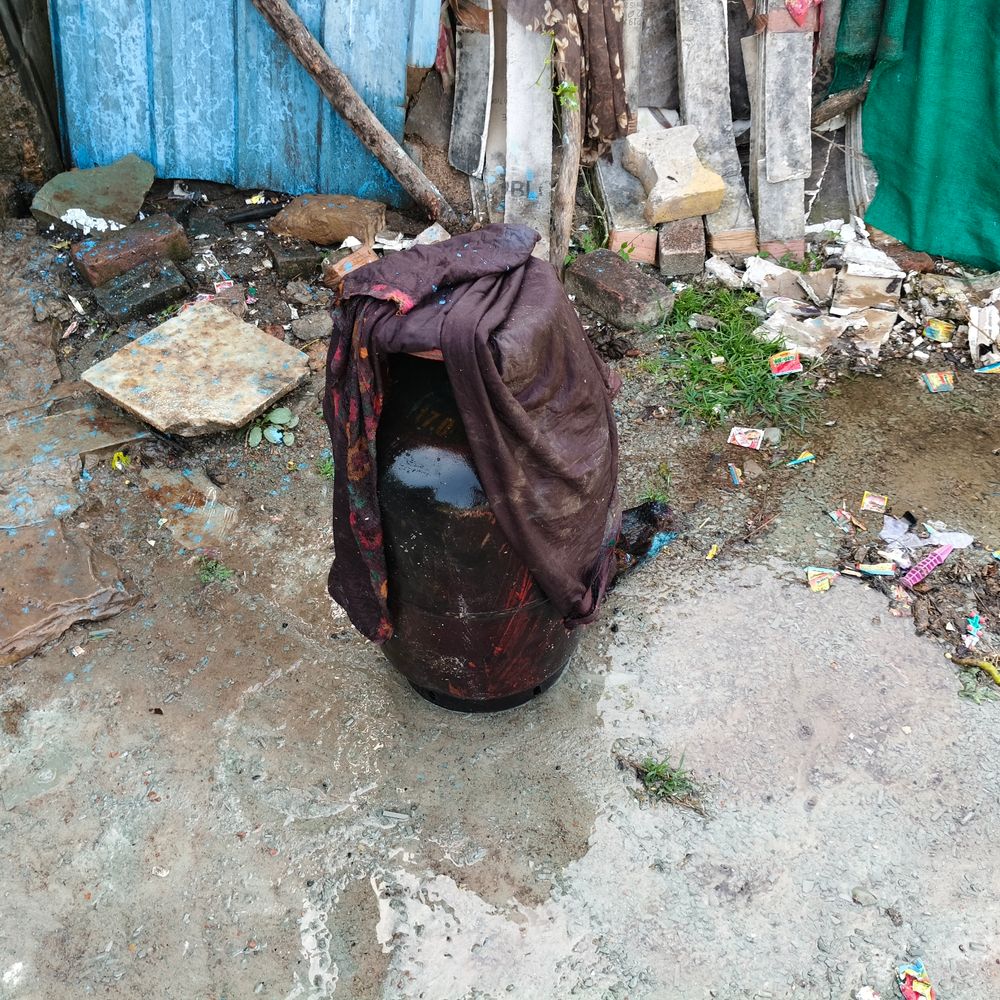 झालावाड़ में शॉर्ट सर्किट से गैस सिलेंडर में लगी आग:दमकल और पुलिस ने समय रहते काबू पाया, बड़ा हादसा टला