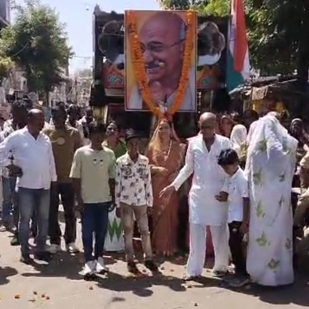 गांधी जयंती पर आगर मालवा में ध्वजारोहण, स्वच्छता अभियान:पुलिस ने श्रमदान किया, वाल्मीकि समाज ने निकाला चल समारोह