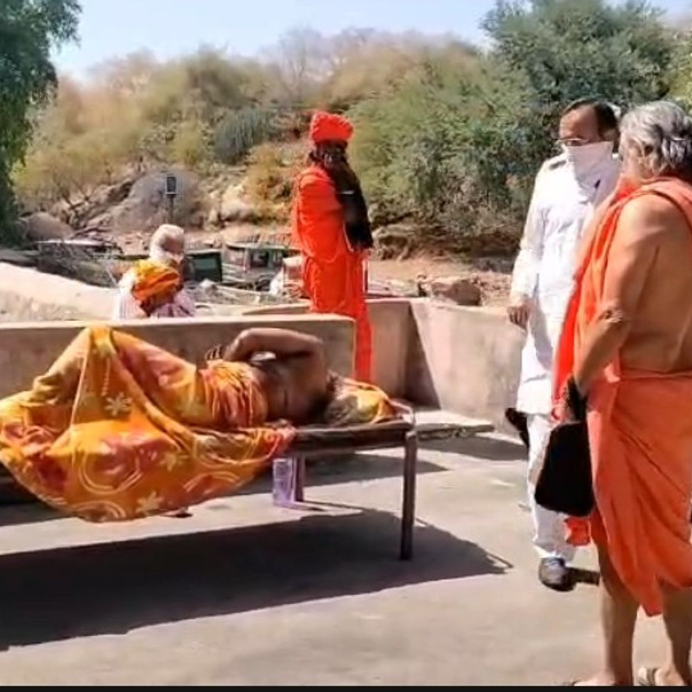 संत त्रिवेणीगिरी महाराज की संदिग्ध हालात में मौत:साधु-संतों ने हत्या बताया, काम्बेश्वर महादेव मंदिर परिसर में मिला शव