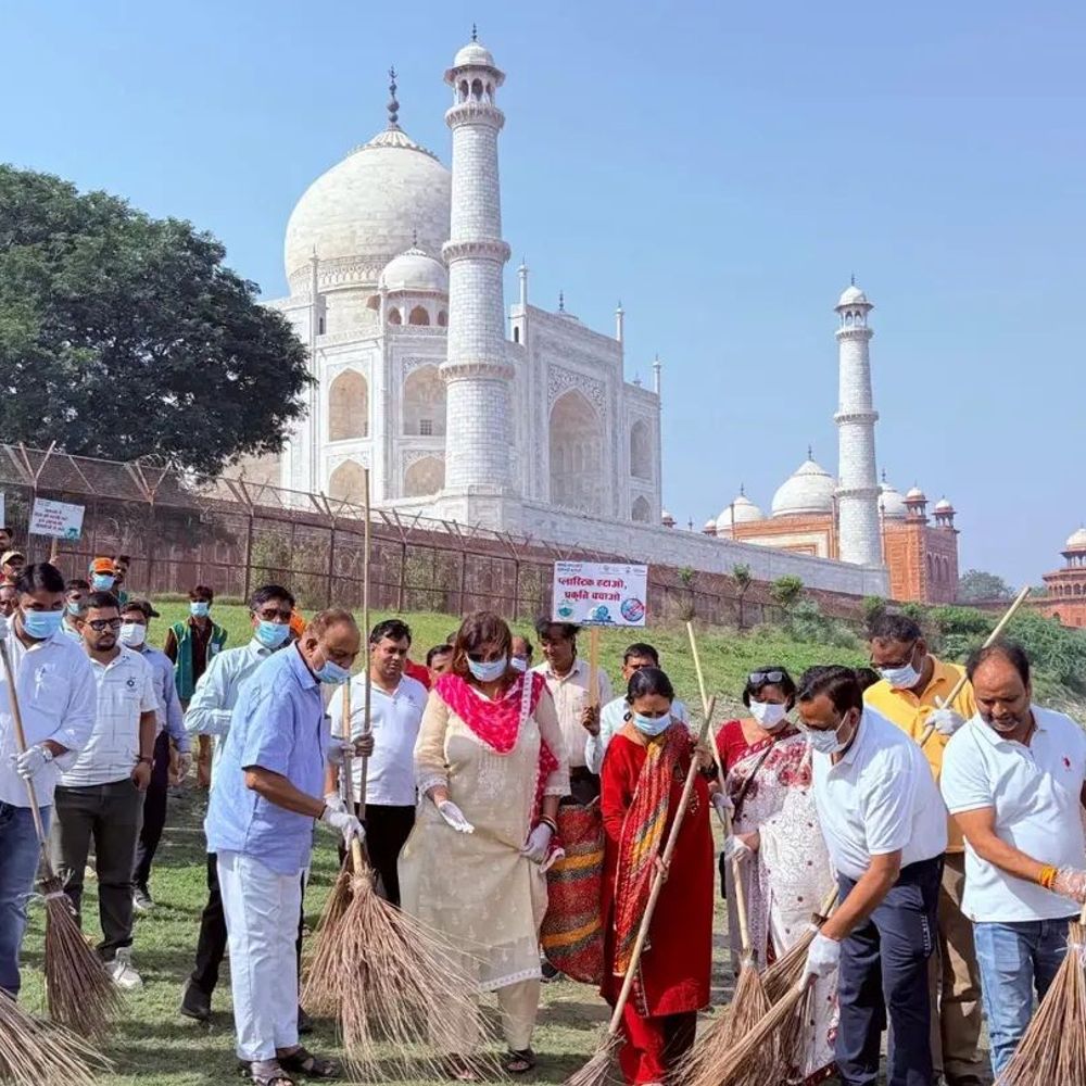 दशहरा घाट पर चला स्वच्छता अभियान:लोगों ने ली यमुना को स्वच्छ रखने की शपथ