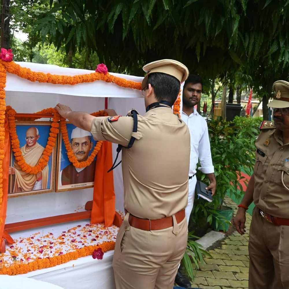 गांधी-शास्त्री जयंती पर पुलिसकर्मियों को किया गया सम्मानित:महराजगंज पुलिस लाइन में समारोह, आदर्शों को अपनाने का लिया संकल्प