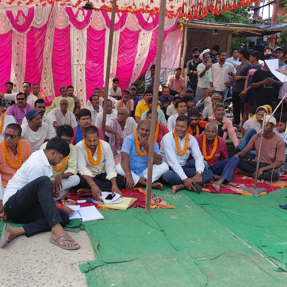 पसराहा स्टेशन पर भूख हड़ताल से युवक की बिगड़ी तबीयत:यात्री सुविधाओं और प्रमुख ट्रेनों के ठहराव की मांग को लेकर प्रदर्शन