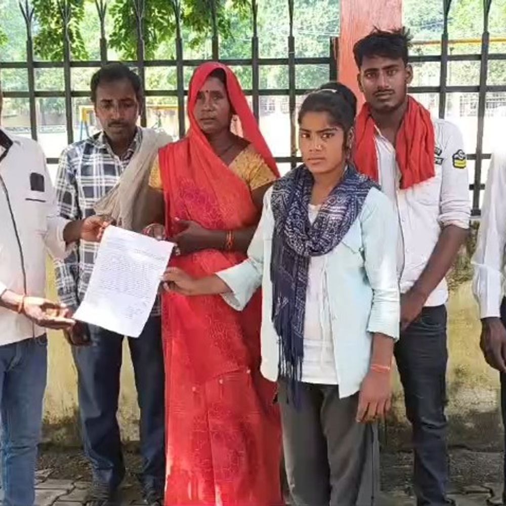 रास्ता रोककर महिला और बेटी को घेरकर पीटा:मैनपुरी में बच्चों के विवाद में मारपीट, एसपी से शिकायत