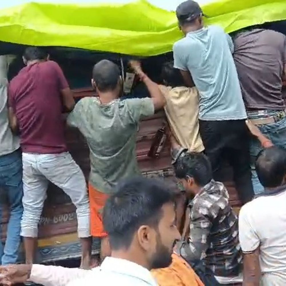 अररिया में शराब से भरा ट्रक पलटा, मची लूट:हादसे के बाद मदद की जगह पेटियां समेटकर भागे लोग; सीमेंट बोरी के अंदर तस्करी