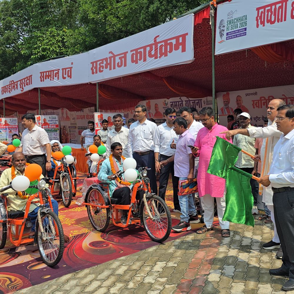 मऊ में दिव्यांगजनों को बांटे सहायक उपकरण:सेवा संकल्प अभियान के तहत ट्राइसाइकिल, व्हीलचेयर, स्मार्टकेन और कान की मशीन मिलीं