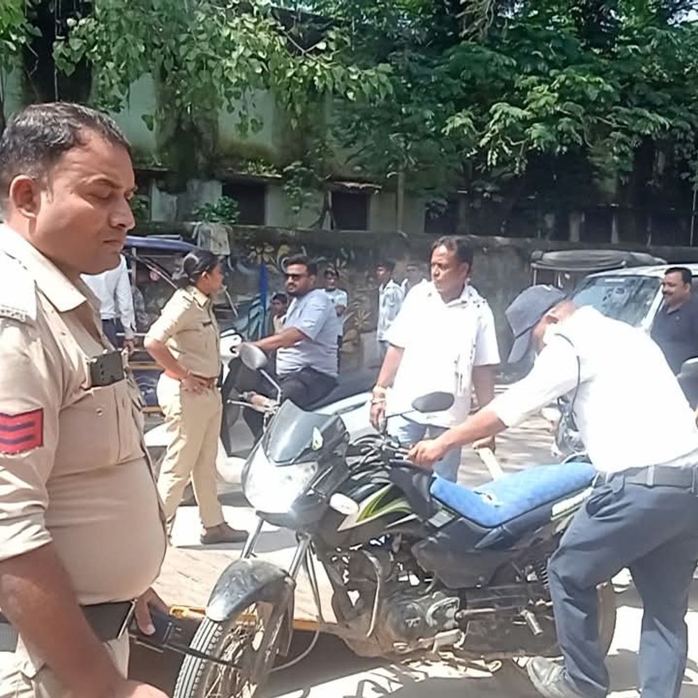 सतना जिला अस्पताल रोड पर अतिक्रमण हटाओ अभियान चला:ठेले-गुमटियां जब्त की गई, 10 बाइक पर चालान भी कटा